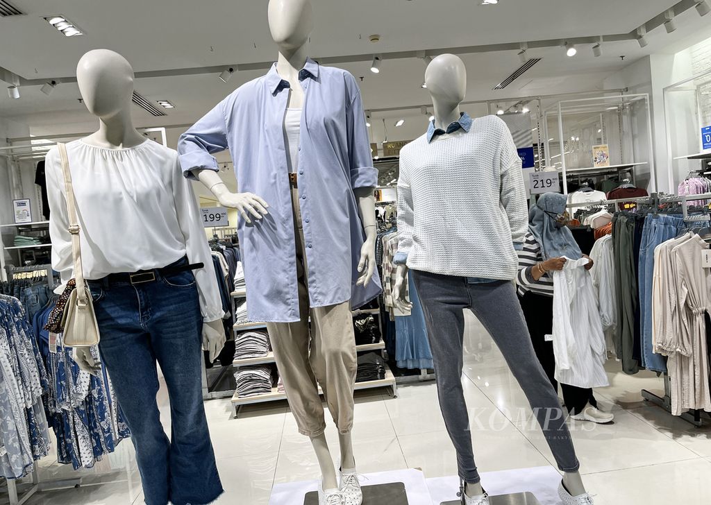 Pengunjung melihat produk pakaian di salah satu gerai di pusat perbelanjaan di Kebayoran Lama, Jakarta Selatan, Senin (4/4/2022). Sejak 1 April 2022, pemerintah menaikkan tarif Pajak Pertambahan Nilai atau PPN dari 10 persen menjadi 11 persen. 