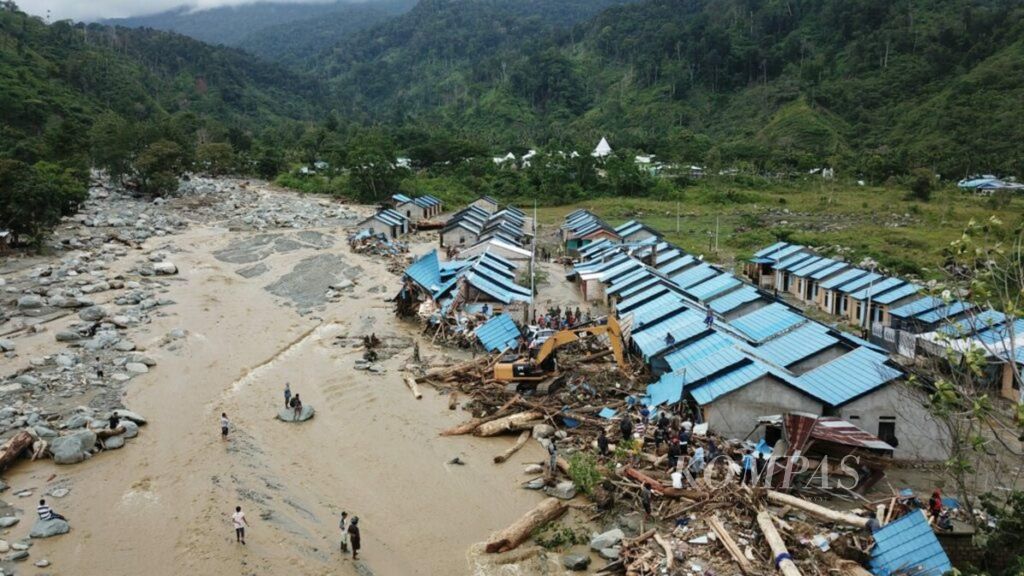 Kondisi perumahan belakang Lapangan Terbang Adventis, Doyo, Sentani, Papua, Senin (18/3/2019), yang tersisa setelah diterjang banjir bandang. Sebanyak 72 korban meninggal dan 43 lainnya belum ditemukan. Banjir juga merusak ratusan rumah di kawasan ini. 