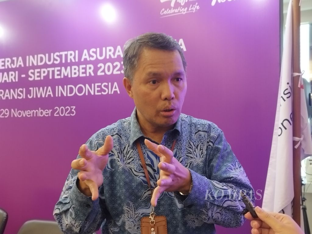 Ketua Dewan Pengurus Asosiasi Asuransi Jiwa Indonesia (AAJI) Budi Tampubolon memberikan keterangan di Rumah AAJI, Jakarta, Rabu (29/11/2023).