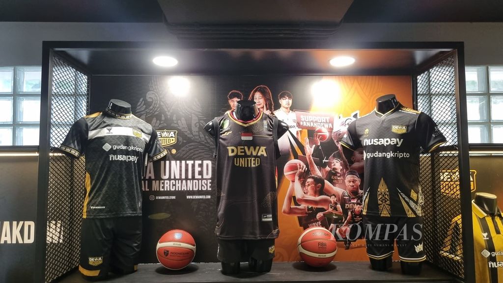 Tiga jersei utama tiga tim olahraga Dewa United dipajang di toko resmi <i>merchandise </i>yang berada di kompleks olahraga Dewa United, Tangerang, Banten, Rabu (6/3/2024).