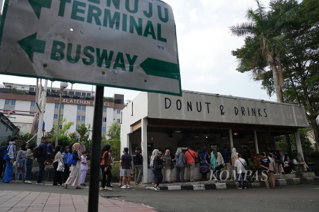 Warga antre membeli donat di OO Donut Blok M, Jakarta Selatan, Selasa (6/8/2024). Pencinta makanan kekinian kini dapat menemukan bermacam kuliner menarik di Blok M. 