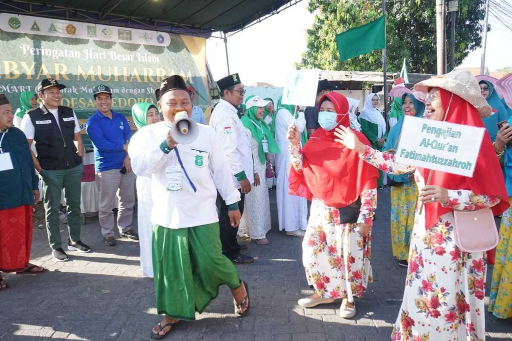 Warga Desa Wedoro, Kecamatan Waru, Sidoarjo, menggelar karnaval untuk memeriahkan perayaan Tahun Baru Islam 1445 Hijriah, Rabu (19/7/2023). 