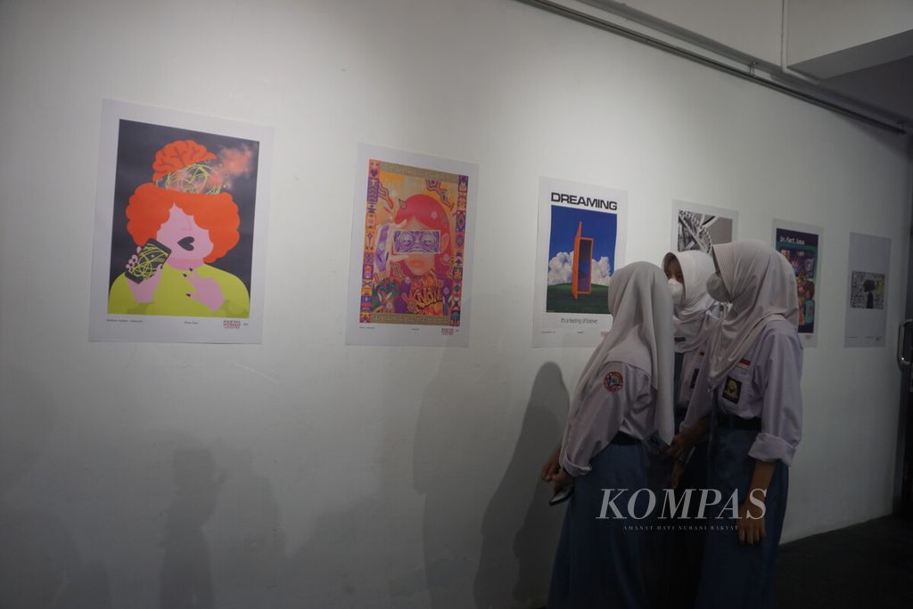 Pelajar melihat pameran poster ”Post Human” #2 di Galeri Satria, Institut Teknologi Telkom Purwokerto, Banyumas, Jawa Tengah, Senin (30/1/2023). 