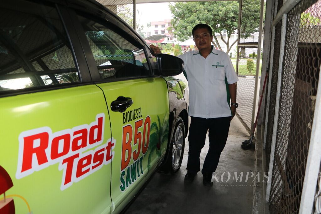 Peneliti rekayasa teknologi dan pengelolaan lingkungan, Muhammad Ansori Nasution, menunjukkan mobil yang digunakan dalam uji jalan biodiesel 50 persen di Pusat Penelitian Kelapa Sawit, Medan, Sumatera Utara, Senin (4/2/2019).  