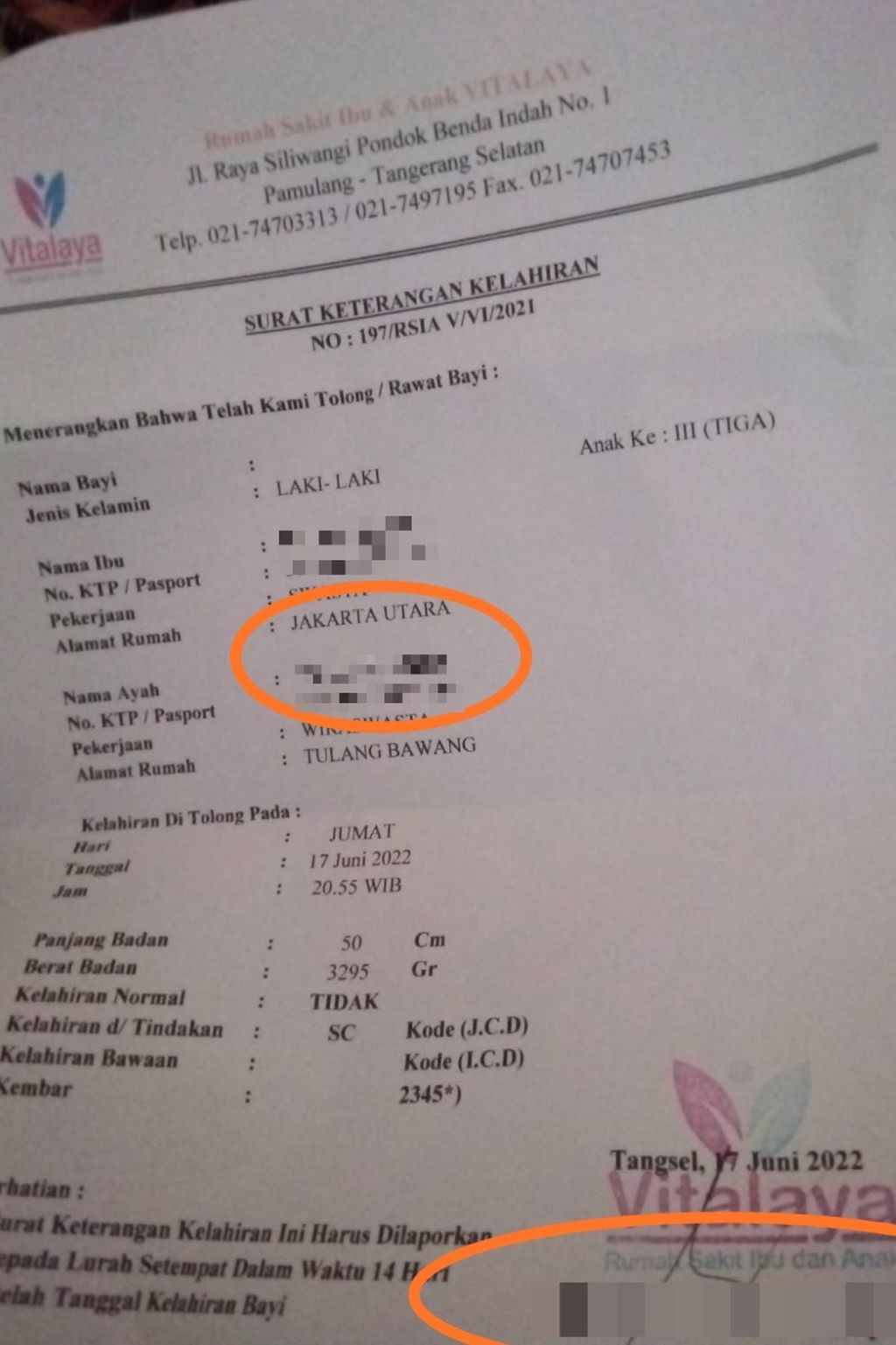 Lembaran surat keterangan lahir ini milik NI (26), perempuan asal Jakarta Utara yang diperoleh Harian Kompas, Maret 2023. Dalam dokumen ini tercatat nama seorang lelaki yang dicatat sebagai suaminya. Padahal NI tidak mengenalnya. Belakangan ia tahu, lelaki tersebut yang mengangkat anaknya dengan mengganti uang Rp 15 juta ke seorang perantara. 