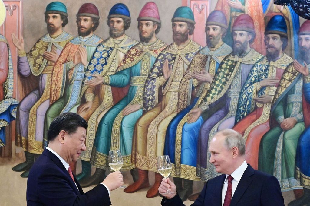 Presiden China Xi Jinping bersulang dengan Presiden Rusia Vladimir Putin di Kremlin, Moskwa, 21 Maret 2023. 