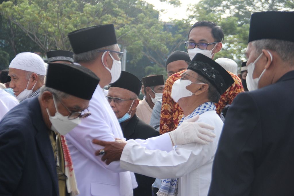 Jemaah bermaaf-maafan seusai shalat Idul Fitri di halaman Masjid Raya Mujahidin Pontianak, Kalimantan Barat, Senin (2/5/2022).
