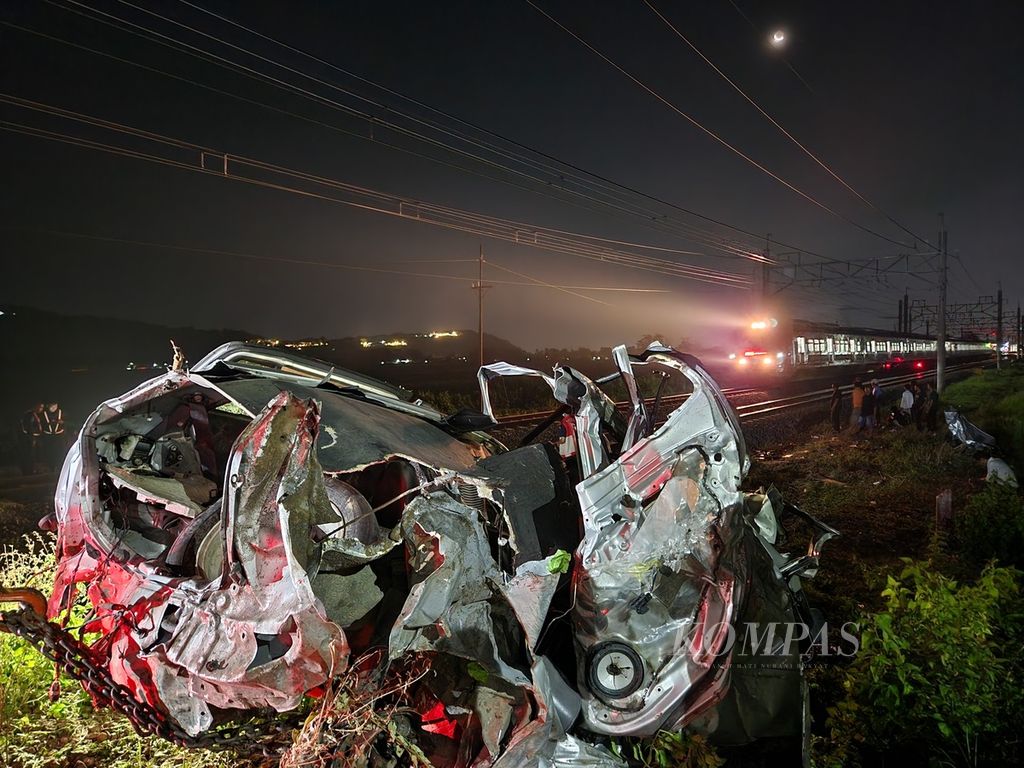 Mobil yang ringsek akibat tertabrak Kereta Api Gaya Baru Malam Selatan di Kabupaten Klaten, Jawa Tengah, Minggu (14/1/2024). 