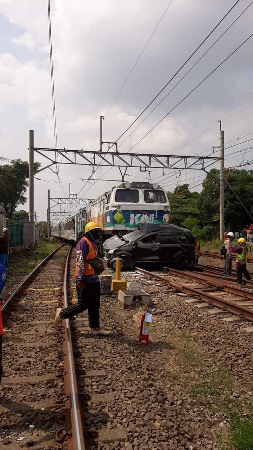 Kecelakaan mobil dan KA Argo Sindoro di pelintasan liar Km 34 antara Stasiun Cikarang dan Stasiun Tambun, Bekasi, Selasa (21/6/2022) pagi. Pengemudi mobil tewas akibat insiden ini.