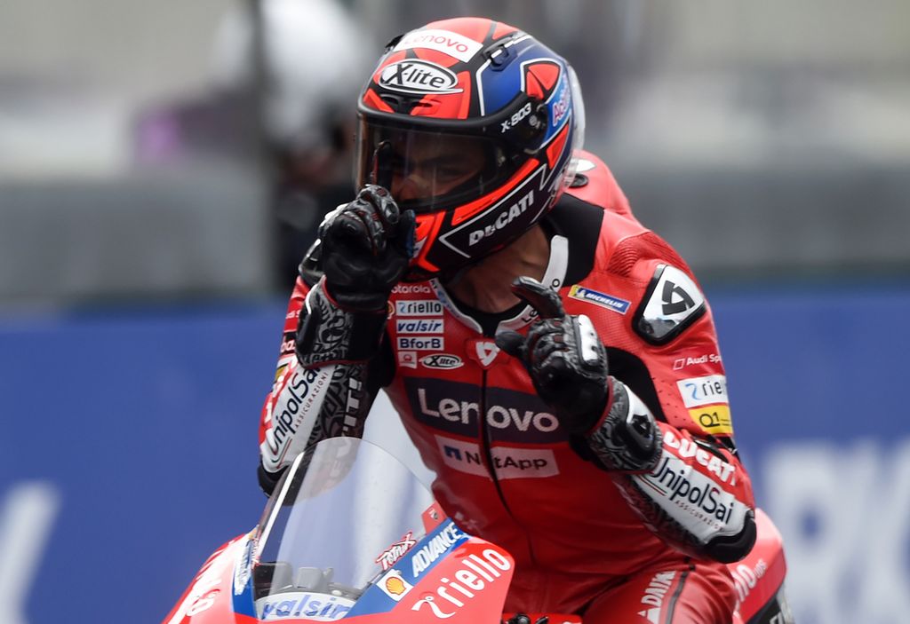 Pembalap Ducati Italia Danilo Petrucci merayakan kemenangan sesaat setelah melintas garis finis dalam MotoGP seri Perancis di Sirkuit Le Mans, Senin (11/10/2020). 
