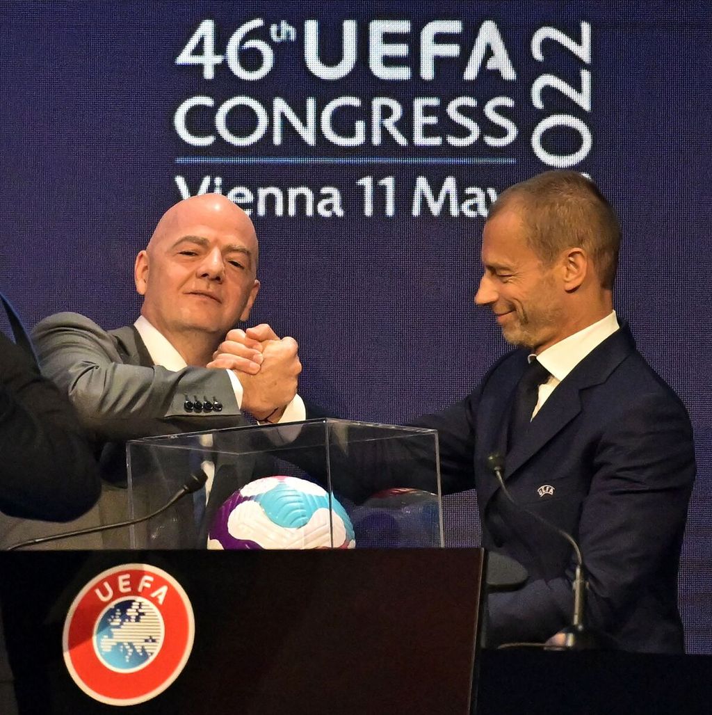 Presiden FIFA Gianni Infantino (kiri) dan Presiden UEFA Aleksander Ceferin berjabat tangan saat berlangsungnya Kongres ke-46 UEFA di Messe Wien Exhibition Congress Center, Vienna, Austria, 11 Mei 2022. 