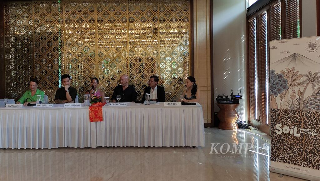 Konferensi pers menyongsong Ubud Food Festival juga diikuti sejumlah pengisi kegiatan Ubud Food Festival 2023, termasuk Pendiri dan Direktur Ubud Food Festival Janet DeNeefe (kiri).