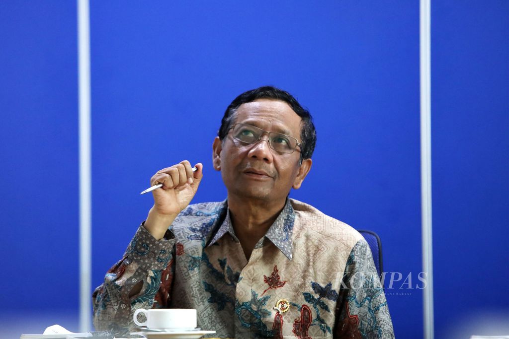 Menteri Koordinator Bidang Politik, Hukum, dan Keamanan Mahfud MD menyampaikan berbagai hal terkait kondisi politik, hukum, dan keamanan terkini saat datang ke kantor Redaksi Harian <i>Kompas</i>, Jakarta, Kamis (30/1/2020).