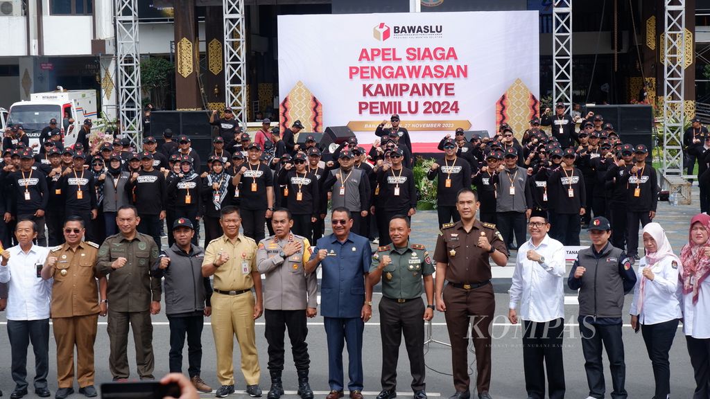 Para pemangku kepentingan berfoto seusai Apel Siaga Pengawasan Kampanye Pemilu 2024 di halaman Balai Kota Banjarmasin, Kalimantan Selatan, Senin (27/11/2023). 