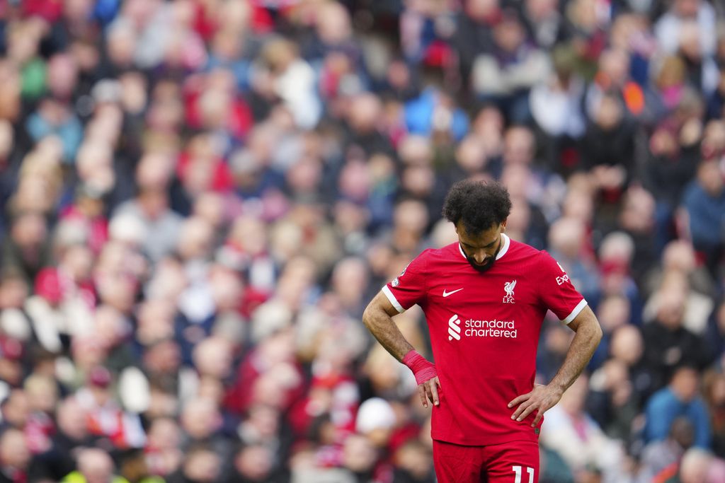 Reaksi kecewa penyerang Liverpool, Mohamed Salah, setelah kalah 0-1 dari Crystal Palace pada laga Liga Inggris di Anfield, Minggu (14/4/2024). Kekalahan itu membuat peluang Liverpool juara memudar.