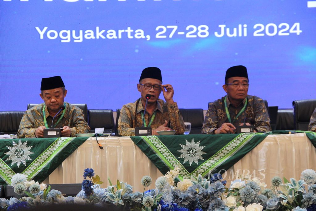 Ketua Umum Pimpinan Pusat Muhammadiyah Haedar Nashir (tengah) didampingi Sekretaris Umum PP Muhammadiyah Abdul Mu’ti dan Ketua PP Muhammadiyah Bidang Ekonomi, Bisnis, dan Industri Halal Muhadjir Effendy menyampaikan keterangan dalam konferensi pers seusai Konsolidasi Nasional Muhammadiyah, Minggu (28/7/2024), di Convention Hall Masjid Walidah Dahlan Universitas Aisyiyah Yogyakarta, Sleman, DI Yogyakarta. Dalam konferensi pers itu, Muhammadiyah mengumumkan menerima tawaran pemerintah untuk mengelola tambang.