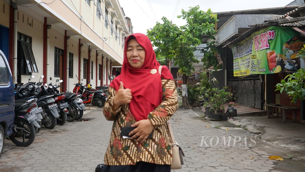  Titik Nurkayati saat difoto di kompleks rumahnya di Kelurahan Mojo, Kecamatan Pasar Kliwon, Kota Surakarta, Jawa Tengah, Rabu (26/10/2022).