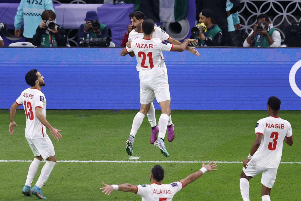 Selebrasi pemain Jordania setelah penyerang Yazan al-Naimat mencetak gol bagi timnya pada pertandingan semifinal Piala Asia 2023 antara Jordania dan Korea Selatan di Stadion Ahmad Bin Ali di Al-Rayyan, Qatar, Selasa (6/2/2024). 