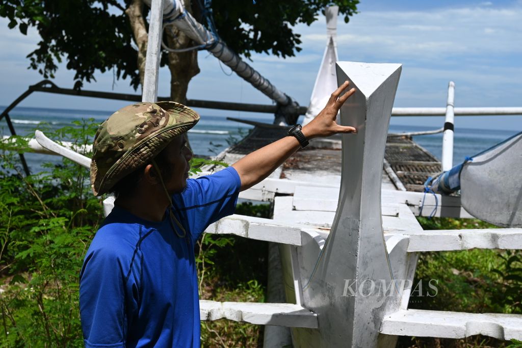 A <i>sandeq</i> boat is stored on the coast of Pambusuang Village, Balanipa District, Polewali Mandar, West Sulawesi, on Wednesday (20/7/2022). This boat has been neglected and abandoned by its owner.