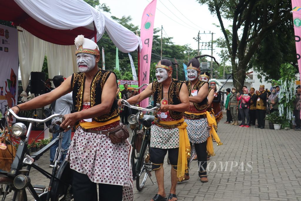 Para punakawan juga ikut memeriahkan parade ontel. Sebelumnya mereka telah mengayuh sepeda berkeliling Kota Medan. 
