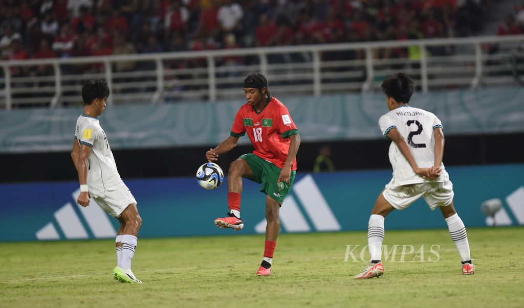 Pemain Maroko, Mohamed Hamony (tengah), berusaha melewati pemain Indonesia dalam laga Grup A Piala Dunia U-17 2023 di Stadion Gelora Bung Tomo, Surabaya, Jatim, Kamis (16/11/2023). Indonesia kalah 1-3.