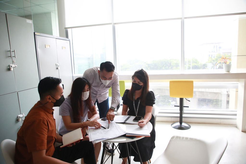 Febri, Caca, Rico, dan Mutiara, (kiri ke kanan) karyawan di Lotte Shopping Avenue, Jakarta, tengah membahas kerjaan, Kamis (11/8/2022). ILUSTRASI RUBRIK MUDA