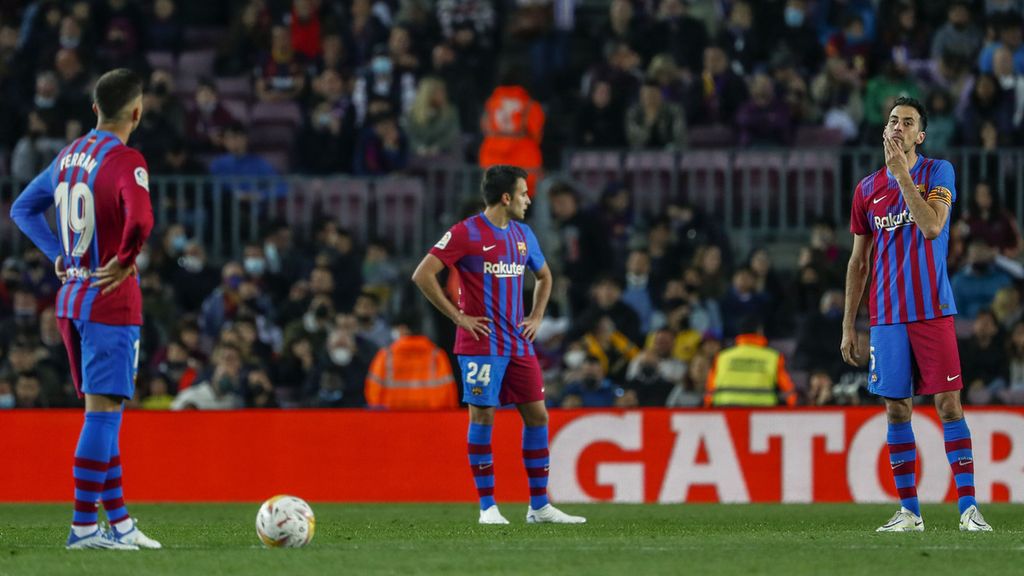 Ekspresi kekecewaan pemain Barcelona setelah gawang mereka dibobol pemain Cadiz pada pertandingan sepak bola Liga Spanyol di Stadion Camp Nou, Barcelona, Spayol. Selasa (19/4/2022) dini hari WIB. Barcelona kalah 0-1 pada laga ini. 