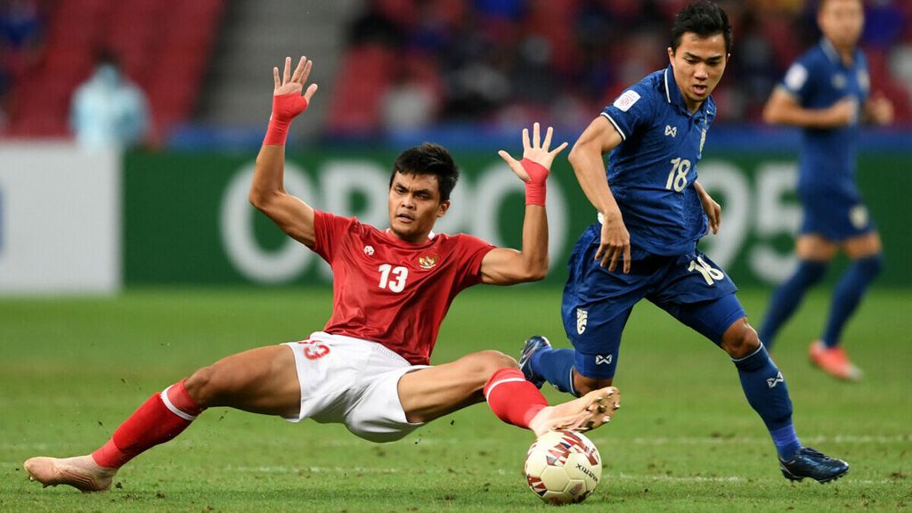 Pemain Indonesia, Rachmat Irianto (kiri), berebut bola dengan pemain Thailand, Chanathip Songkrasin, dalam laga kedua Final Piala AFF yang digelar di Stadion Nasional, Singapura, Sabtu (1/1/2022). Laga kedua ini berakhir dengan skor 2-2. Thailand berhasil merebut gelar juara dengan agregat skor 6-2. Indonesia finis di peringkat kedua dan berhak menerima hadiah 10.000 dollar AS.