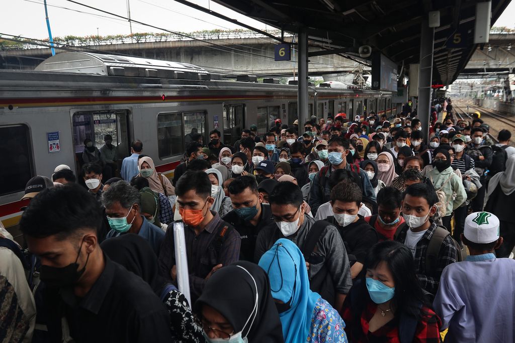 Kerumunan penumpang kereta rel listrik (KRL) di Stasiun Tanah Abang, Jakarta Pusat, Selasa (6/12/2022). 