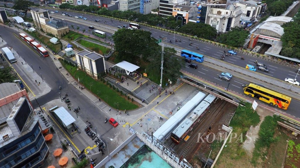 Area jalur pedestrian eks Jalan Kendal di kolong Jalan Sudirman, Jakarta, Selasa (26/3/2019). Wilayah yang ditata sebagai kawasan TOD ini menghubungkan Stasiun KRL Sudirman, Stasiun Kereta Bandara BNI City, Stasiun MRT Dukuh Atas, dan Halte Transjakarta Reguler melalui jalur pedestrian.