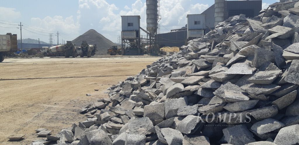 Tumpukan nikel yang diolah oleh pabrik pengolahan dan pemurnian atau smelter berbasis nikel milik PT Virtue Dragon Nickel Industry di Konawe, Sulawesi Tenggara, Senin (25/2/2019)