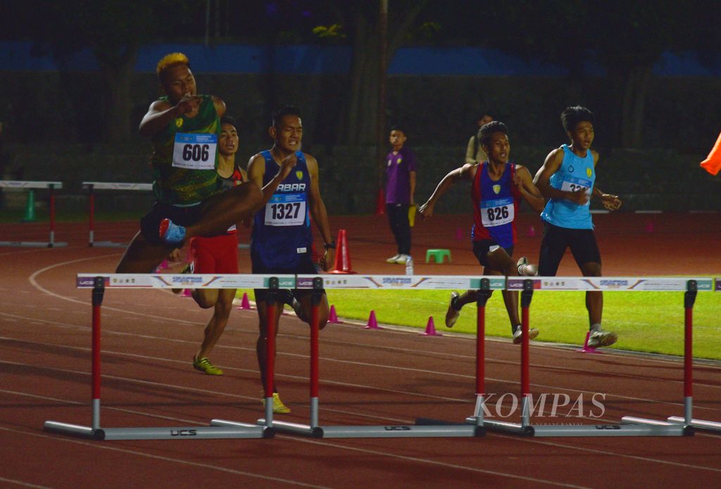 Pelari gawang remaja Jawa Timur Brian Bagas Swara (paling kiri) memimpin perlombaan lari gawang 400 meter U-18 Kejuaraan Nasional Atletik 2023 di Stadion Sriwedari, Solo, Jawa Tengah, Rabu (21/6/2023). Brian sukses finis tercepat dengan waktu 57,33 detik. Sebelumnya, dia meraih emas lari gawang 110 meter dengan 13,73 detik yang menyamai rekornas U-18 milik Halomoan Binsar Simanjuntak yang dicetak pada 20 Maret 2018.