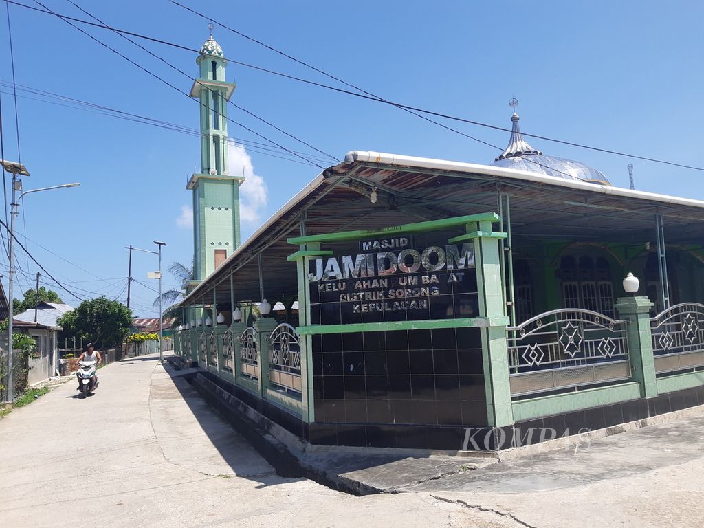 Masjid Jami yang telah berada sejak di Pulau Doom sejak tahun 1911. Masjid ini yang pertama di seluruh wilayah Sorong dan sekitarnya.