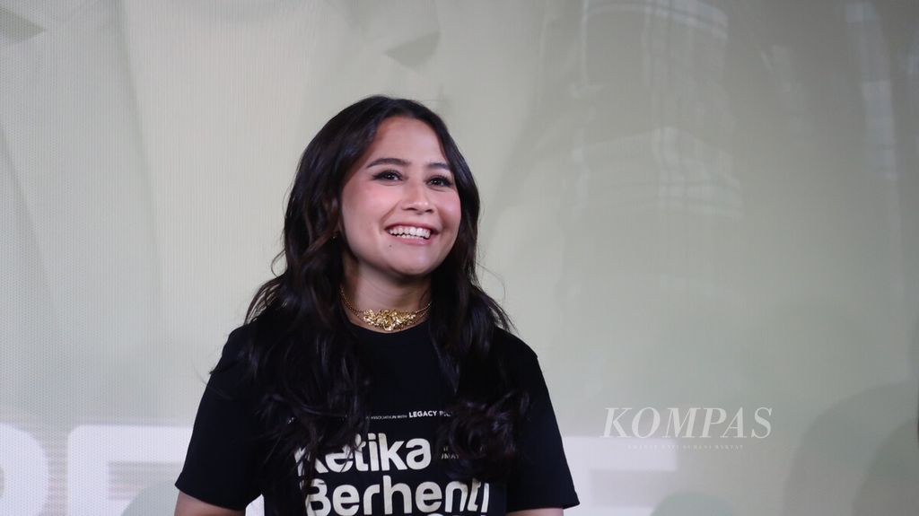 Aktris Prilly Latuconsina berbicara dalam konferensi pers film <i>Ketika Berhenti di Sini</i>, di Jakarta, Senin (24/7/2023). 