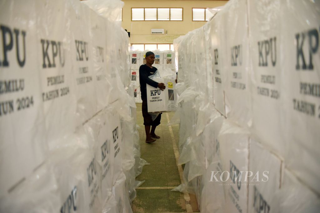 Petugas menerima logistik pemilu dari Panitia Pemungutan Suara di tingkat kelurahan ke Panitia Pemilihan Kecamatan di Kantor Camat Sukarami, Palembang, Sumatera Selatan, Kamis (15/2/2024). 
