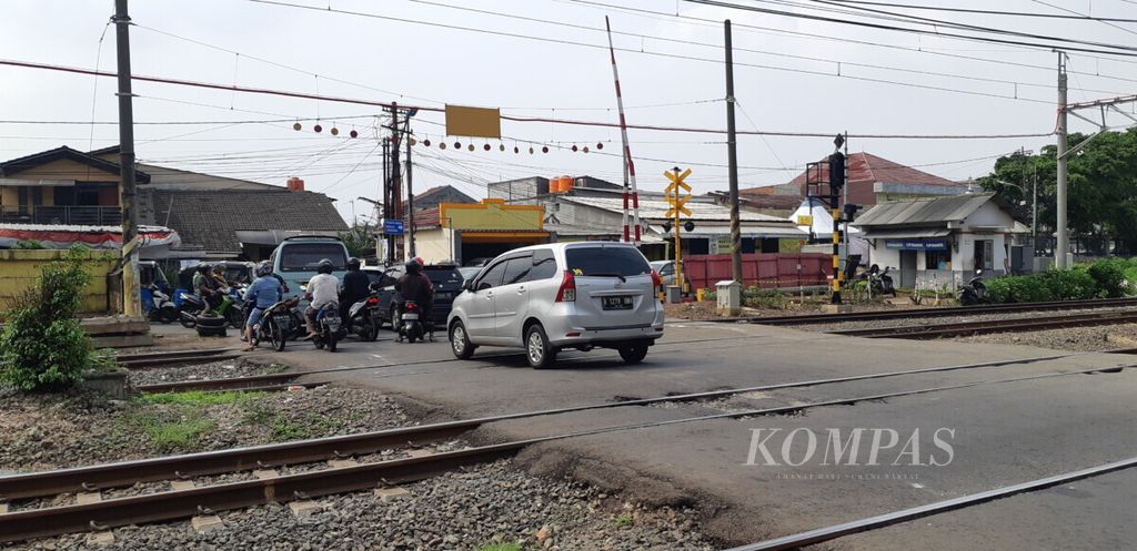 Kondisi lalu lintas di pelintasan sebidang jalur pelintasan langsung 52 Pisangan Lama, Jakarta Timur, Jumat (10/5/2019). Jalur ini akan ditutup permanen karena akan beroperasinya jalur kereta api dwiganda segmen Stasiun Jatinegara-Stasiun Cakung.