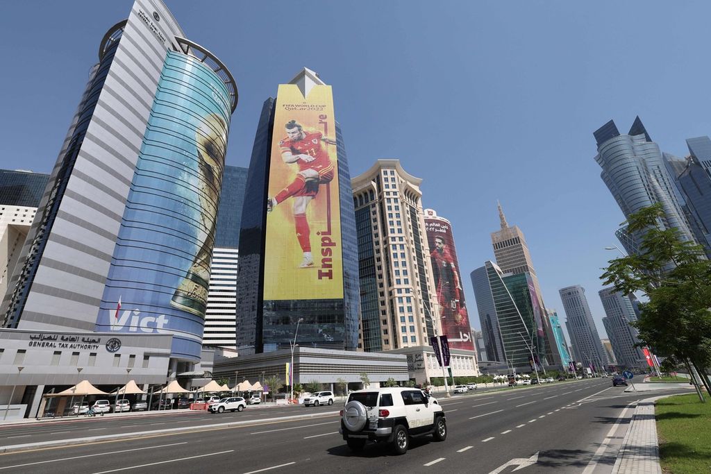 Foto pada 11 Oktober 2022 ini memperlihatkan spanduk raksasa bergambar bintang tim nasional Wales, Gareth Bale, yang diabadikan di Doha, ibu kota Qatar, dalam upaya menyambut Piala Dunia Qatar 2022. 