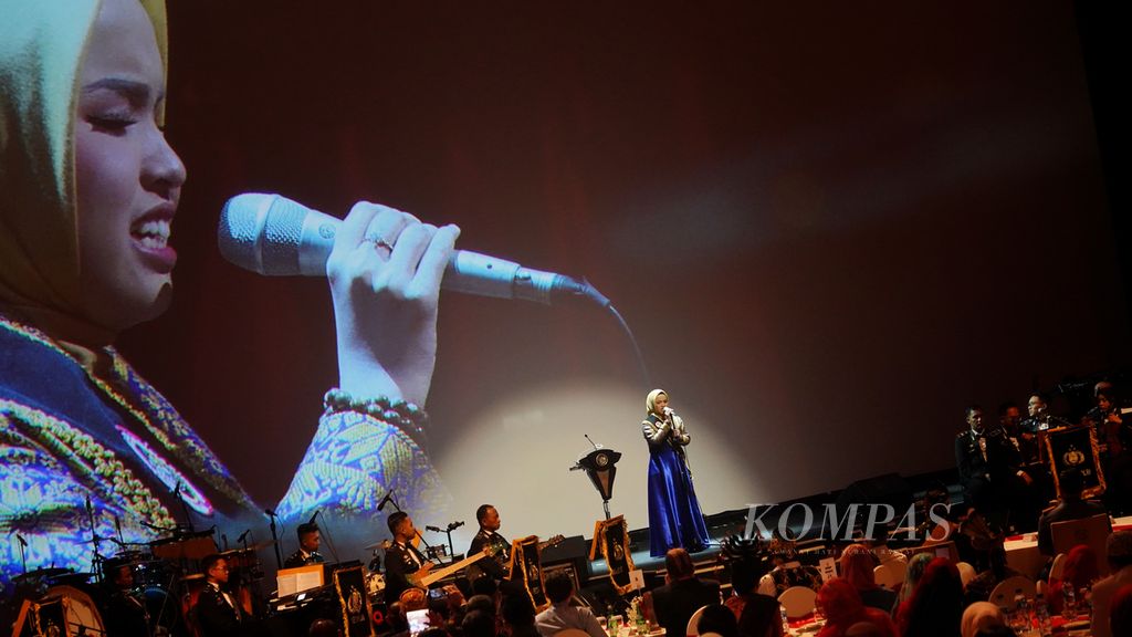 Penampilan penyanyi Putri Ariani menutup Acara Puncak Peringatan Hari Ulang Tahun ke-13 Badan Nasional Penanggulangan Terorisme (BNPT) RI di Djakarta Theatre, Jakarta, Jumat (28/7/2023). 