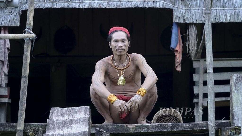 Aman Goddai alias Bakkat Kunen Salakirat sikerei atau dukun adat suku Mentawai di Dusun Butui, Desa Madobag, Kecamatan Siberut Selatan, Kabupaten Kepulauan Mentawai, Kamis (28/7/2022).