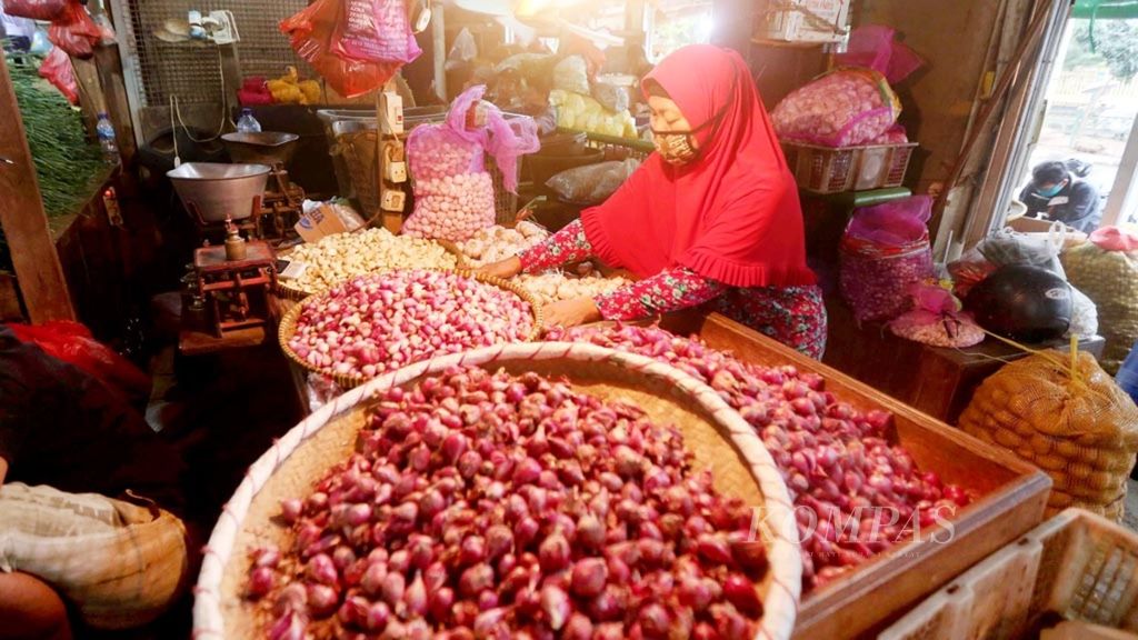 A shallot vendor arranges her items at Pasar Senen Market in Central Jakarta on Monday (4/5/2020). In the past month, the price of shallots have continued to increase to Rp 55,000 per kilogram. Declining supply from shallot-producing areas have resulted in price increases.