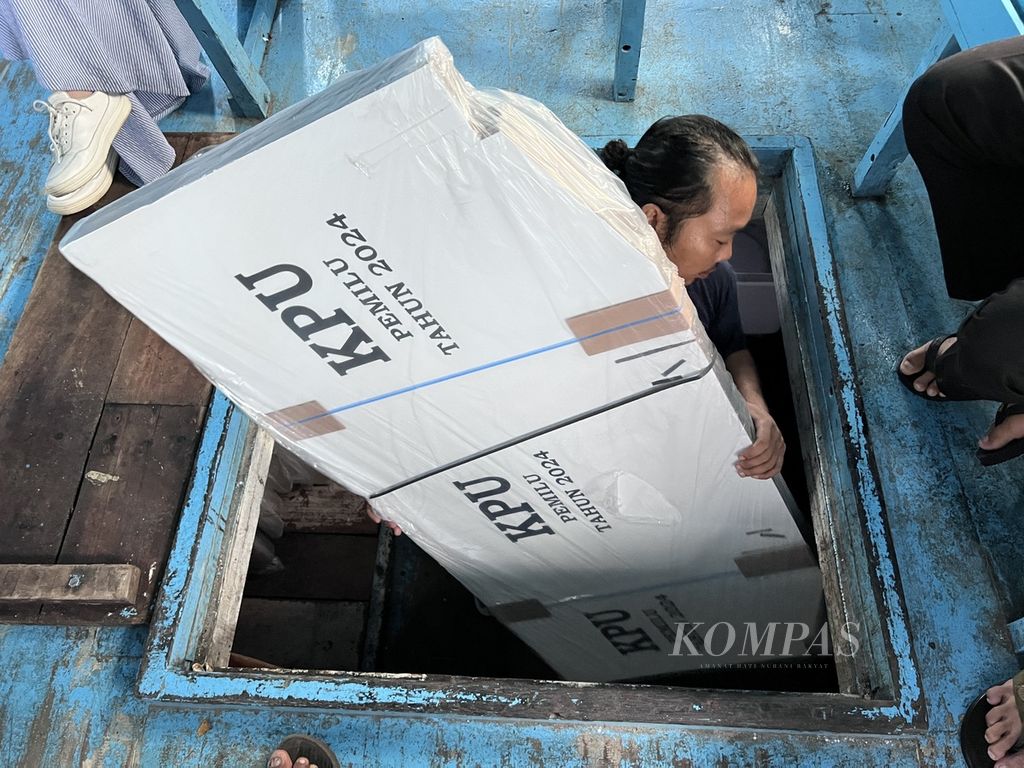 Kru kapal memasukkan logistik pemilu ke dalam lambung kapal di Pelabuhan Paotere, Makassar, Minggu (11/2/2024). Selanjutnya logistik akan didistribusikan ke pulau-pulau di Kecamatan Kepulauan Sangkarrang, Makassar.