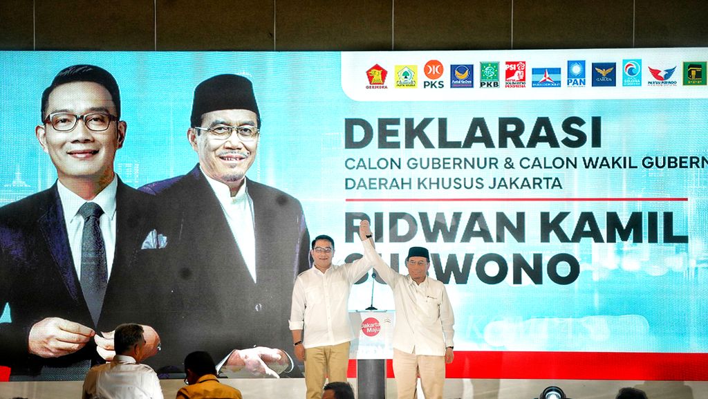 Pasangan bakal calon gubernur dan wakil gubernur DKI Jakarta Ridwan Kamil-Suswono saat berdiri dalam Deklarasi Pasangan Bacalon Ridwan Kamil-Suswono untuk Pilkada DKI Jakarta 2024 di Hotel Sultan, Jakarta, Senin (19/8/2024).