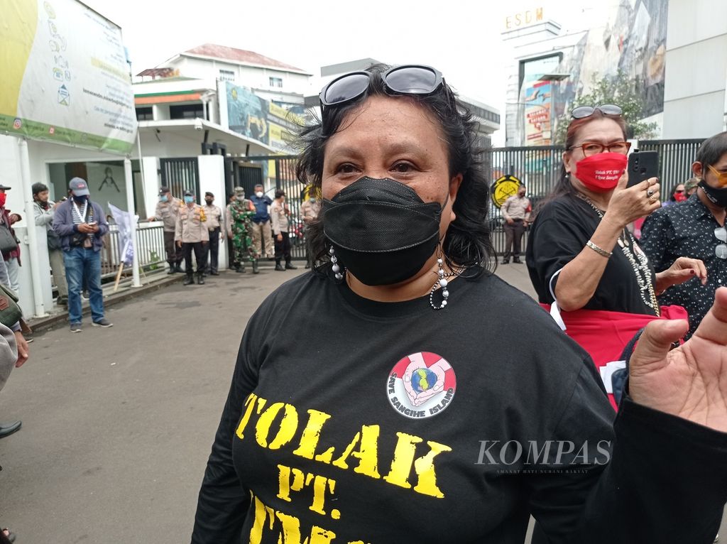 Jull Takaliuang dari Save Sangihe Island dalam aksi damai tolak tambang di depan Direktorat Jenderal Mineral dan Batubara Kementerian ESDM di Jakarta Selatan, Rabu (10/11/2021).