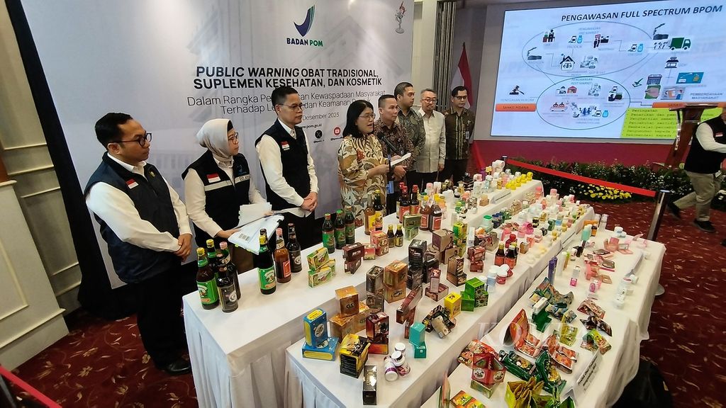 Konferensi pers terkait temuan obat tradisional dan suplemen kesehatan yang mengandung bahan kimia obat di Kantor Badan Pengawas Obat dan Makanan, Jakarta, Jumat (8/12/2023).