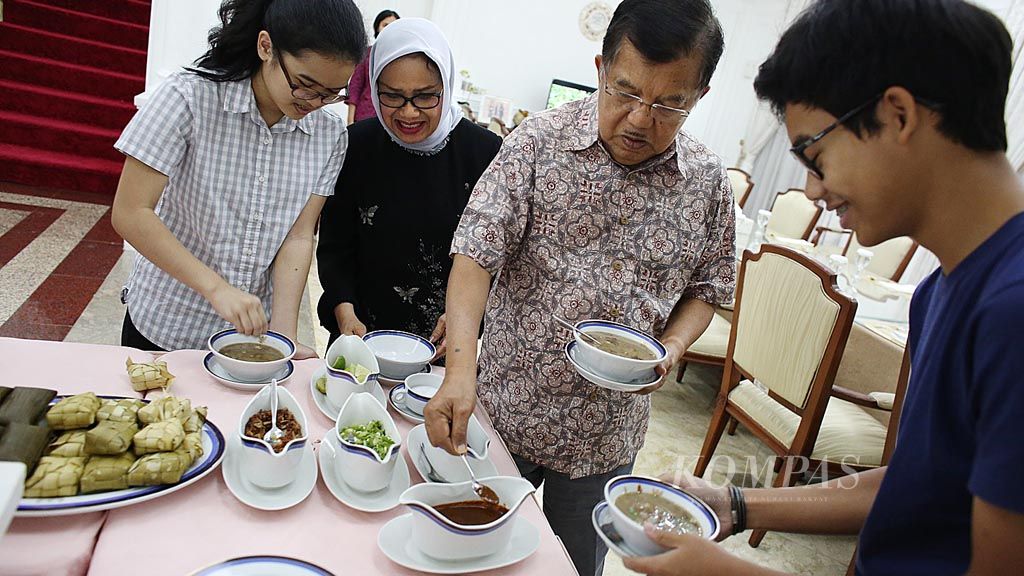 Wakil Presiden Jusuf Kalla bersama keluarga menikmati hidangan coto makassar sebagai menu makan malam di rumah dinasnya, di Jakarta, Jumat (7/4). Secara berkala, Jusuf Kalla dan keluarga menyantap hidangan khas Makassar dan Minang yang menjadi favorit keluarga. 