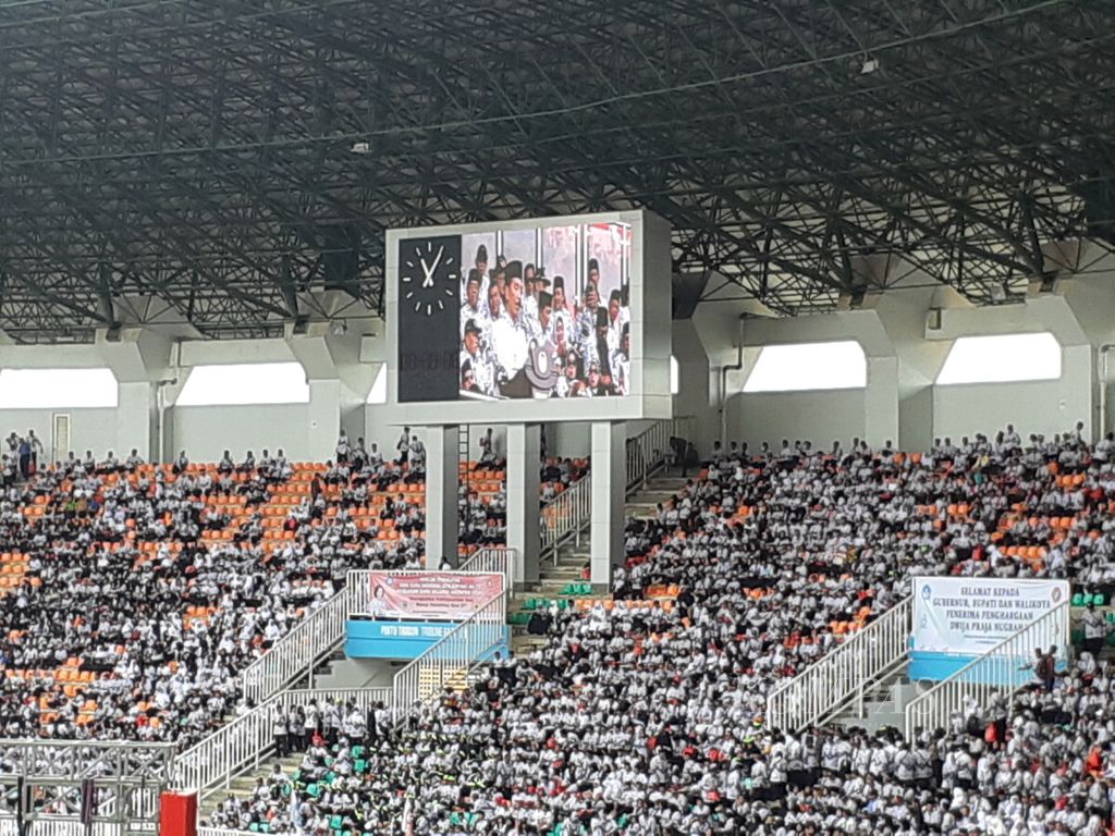 Presiden Joko Widodo menghadiri puncak peringatan Hari Guru Nasional 2018 dan HUT Ke-73 PGRI di Stadion Pakansari, Kabupaten Bogor, Jawa Barat, awal Desember 2018. 