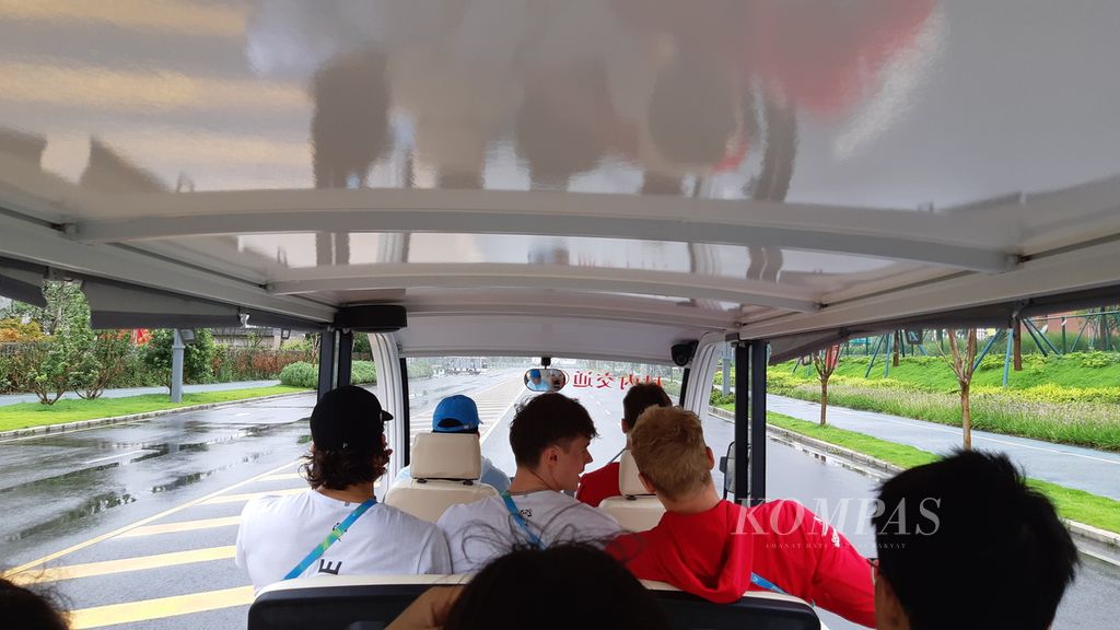 Kendaraan pengumpan yang mengantarkan kontingen Universiade Chengdu, China, 2021 ke berbagai arena yang berada di Wisma Atlet Universitas Chengdu. Kendaraan ini hanya berhenti di halte yang sudah ditentukan saja. Foto diambil Kamis (27/7/2023).