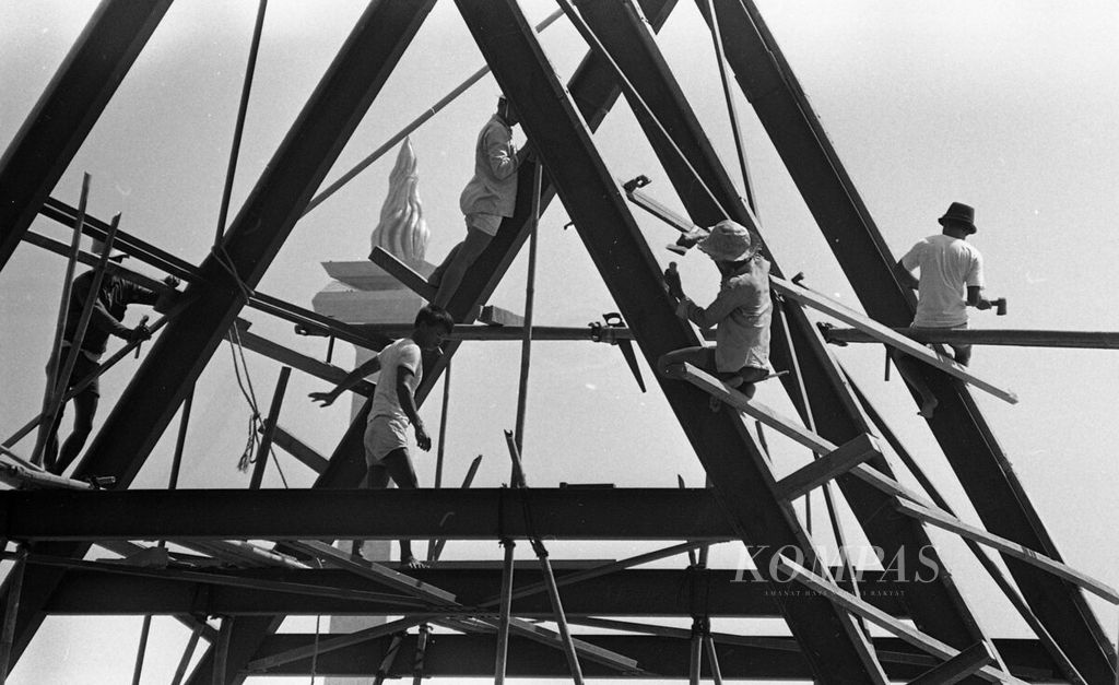 Pekerja membangun stan di dekat Monumen Nasional atau Monas di Jakarta, 24 Mei 1972. 