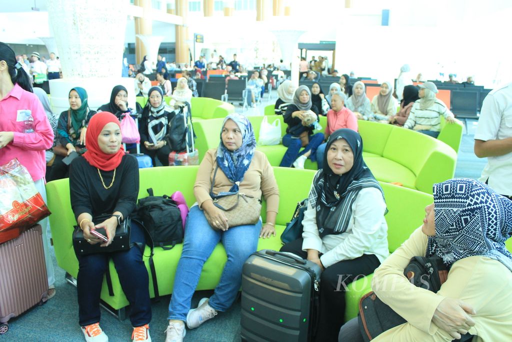 Sejumlah penumpang bersiap berangkat ke Kuala Lumpur, Malaysia, dengan maskapai AirAsia dari Bandara Internasional Jawa Barat Kertajati di Kabupaten Majalengka, Jawa Barat, Rabu (18/10/2023). Penerbangan dari dan ke Malaysia itu berlangsung setiap Rabu dan Minggu.