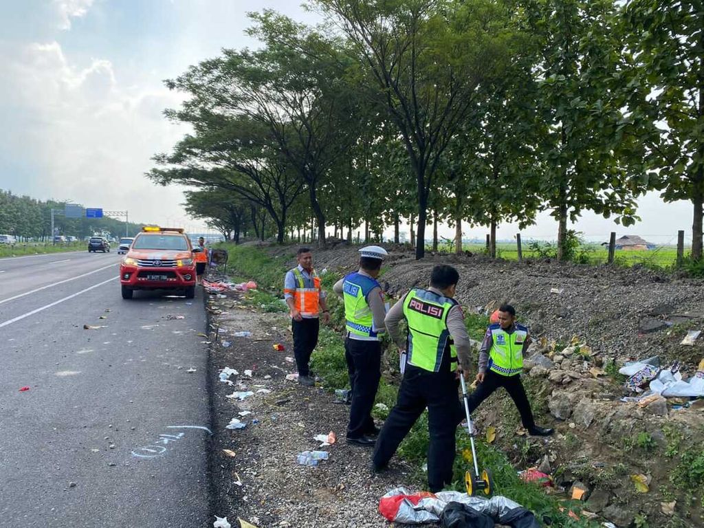 Polisi menggelar olah tempat kejadian kecelakaan di Kilometer 153, Tol Cipali, Majalengka, Jawa Barat, Selasa (25/4/2023). Dalam insiden itu, tiga pemudik meninggal.
